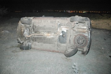 Tânărul care a furat o maşină şi s-a răsturnat cu ea pe câmp, REŢINUT pentru 24 de ore!
